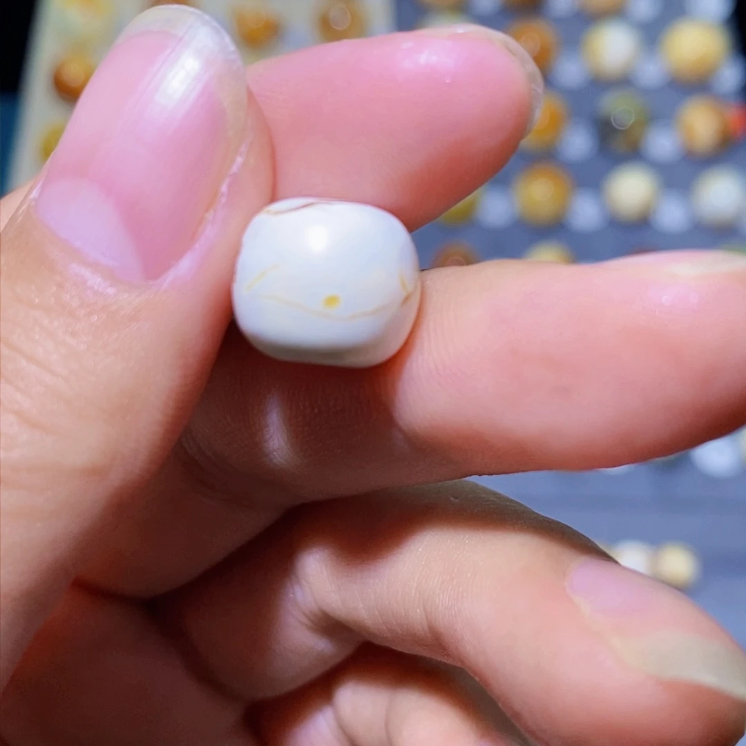 琥珀裸石未镶嵌仓**措琥珀蜜蜡