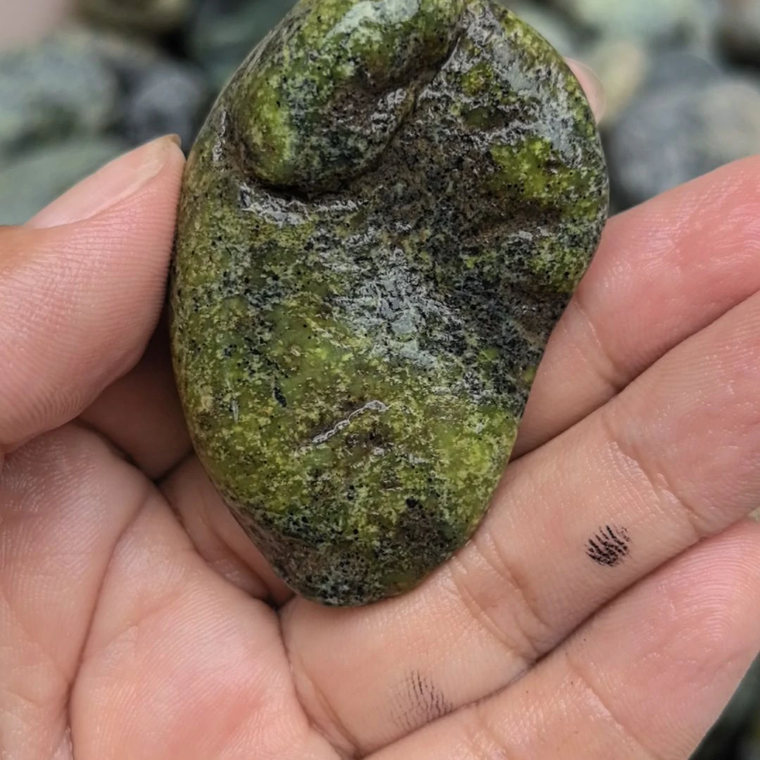 石材玲**搭藏玉药王石原石手把件一个