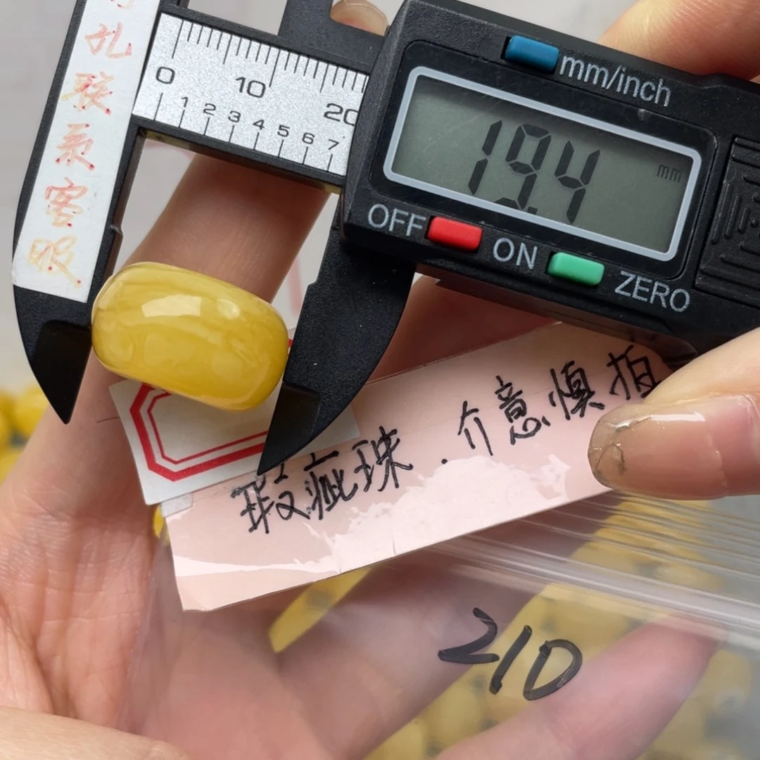 蜜蜡裸石未镶嵌羊**事大瑕