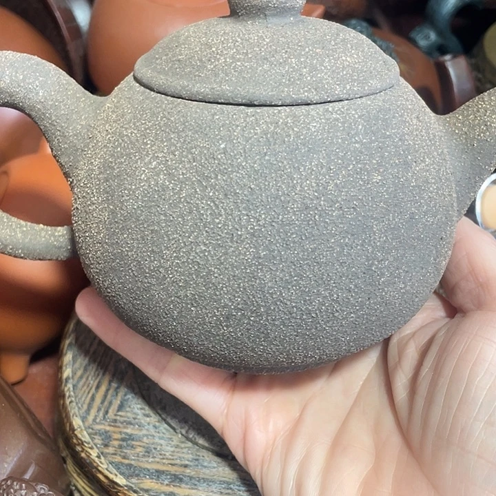 茶壶紫砂原矿泥料手工制作的一把紫砂壶。