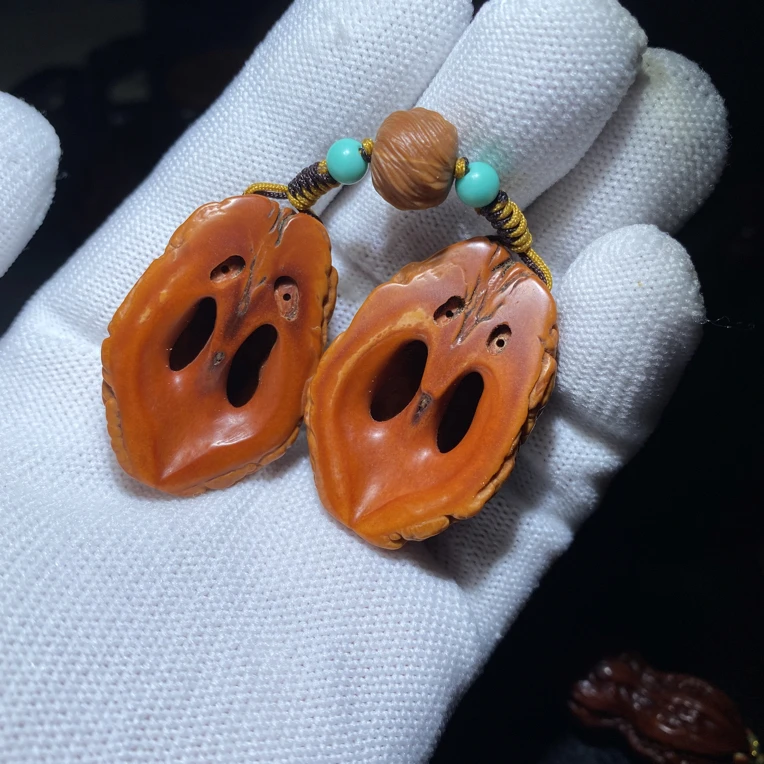 核桃猴头手把件,色泽金黄