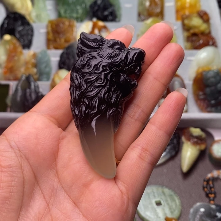 蛇纹石玉未镶嵌颈饰刘*