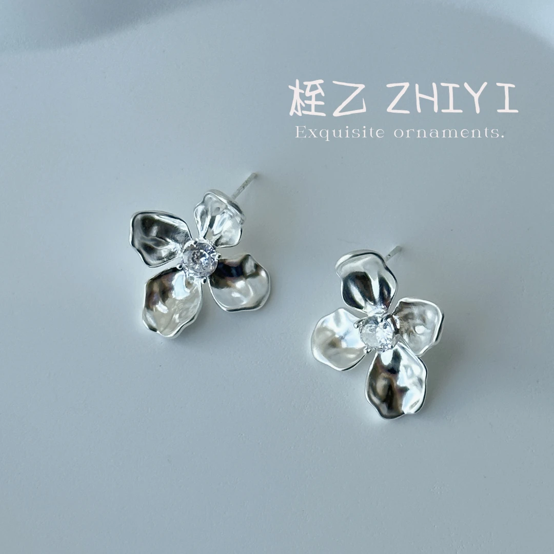 钛钢锆石耳饰 气质高级感镶锆石花朵耳钉复古亮面高保色S925银针