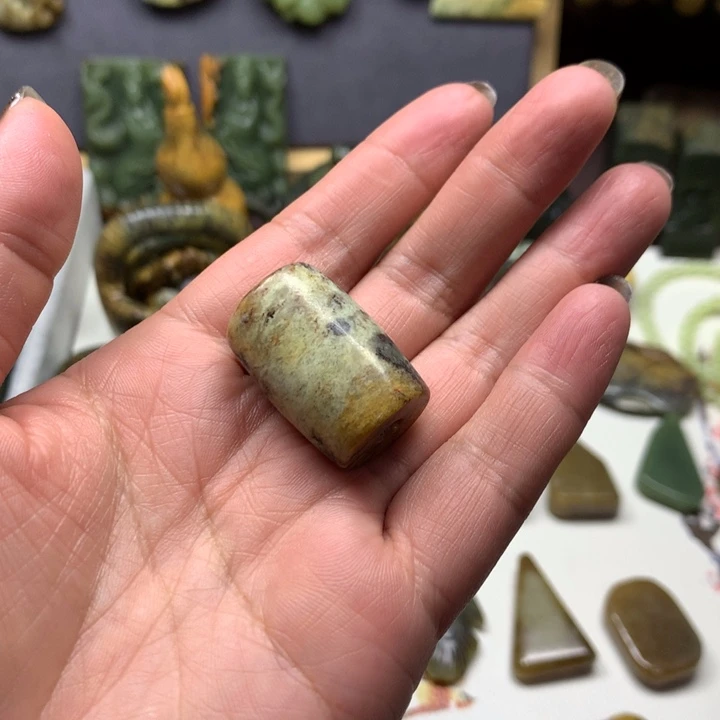 透闪石质玉未镶嵌颈饰