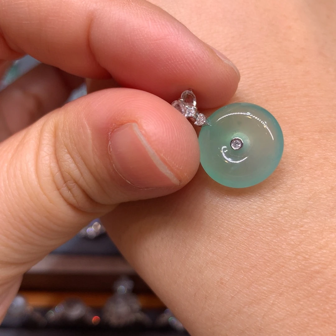 翡翠颈饰18K金镶嵌吊坠