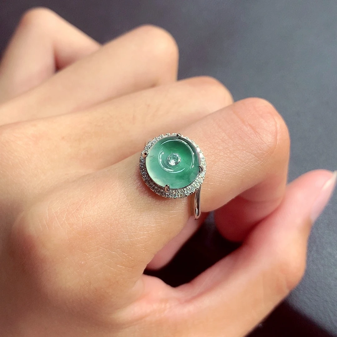 翡翠未镶嵌颈饰戒指