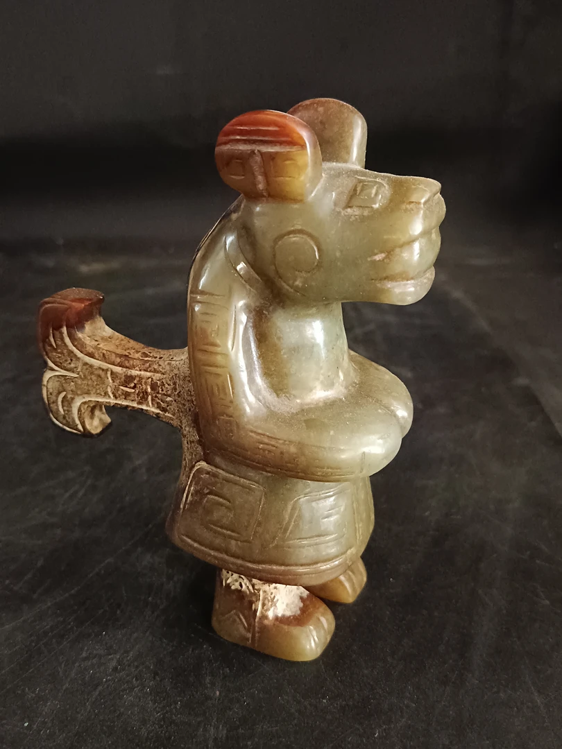 高古玉人身兽面纹摆件，高11宽8公分。质地细腻，沁蚀入骨。