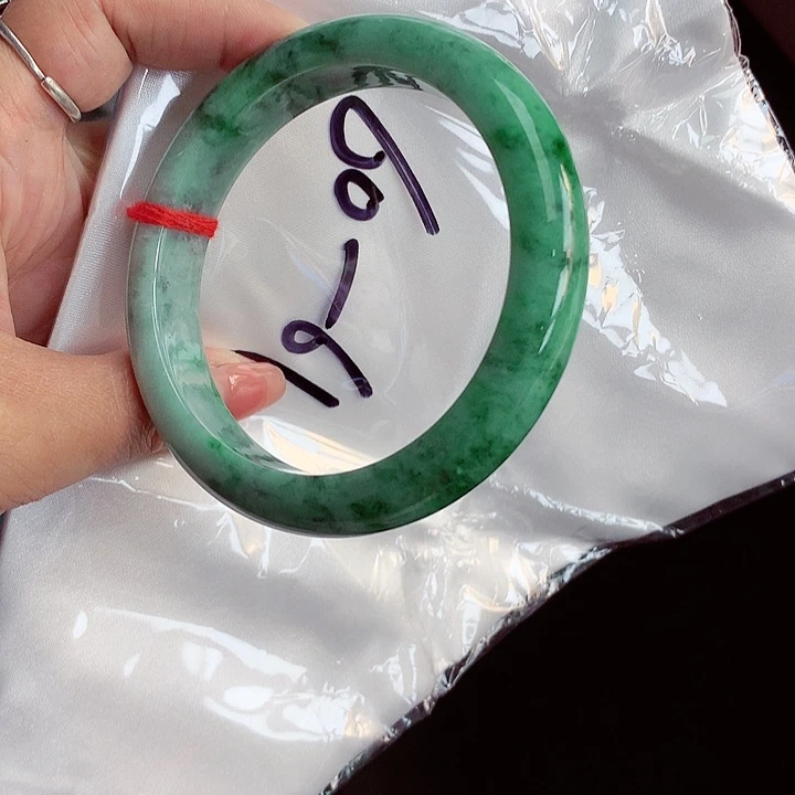 翡翠手镯未镶嵌翡翠