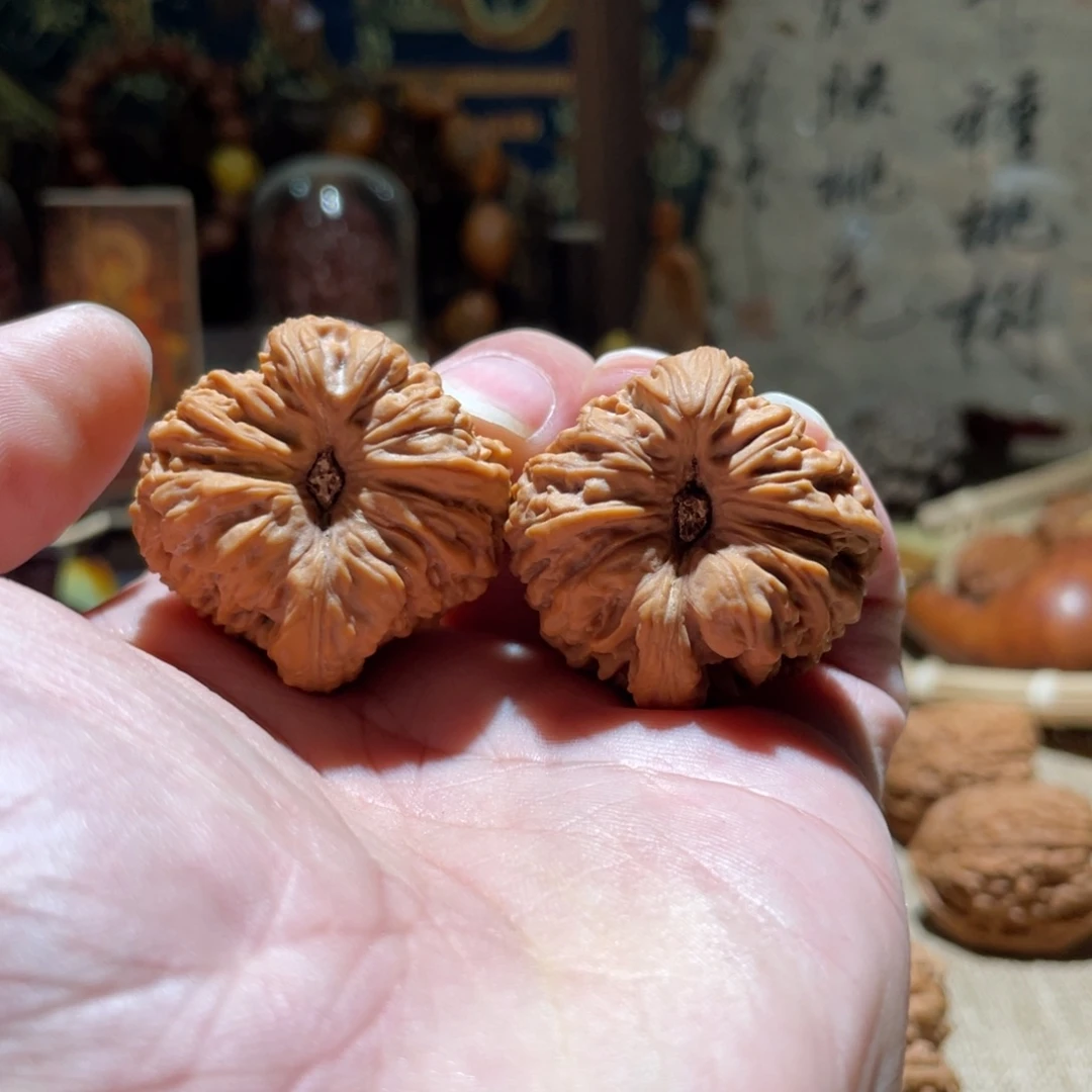 滚***开文玩核桃把件涿鹿一代柳叶刀南将魔眼凹底