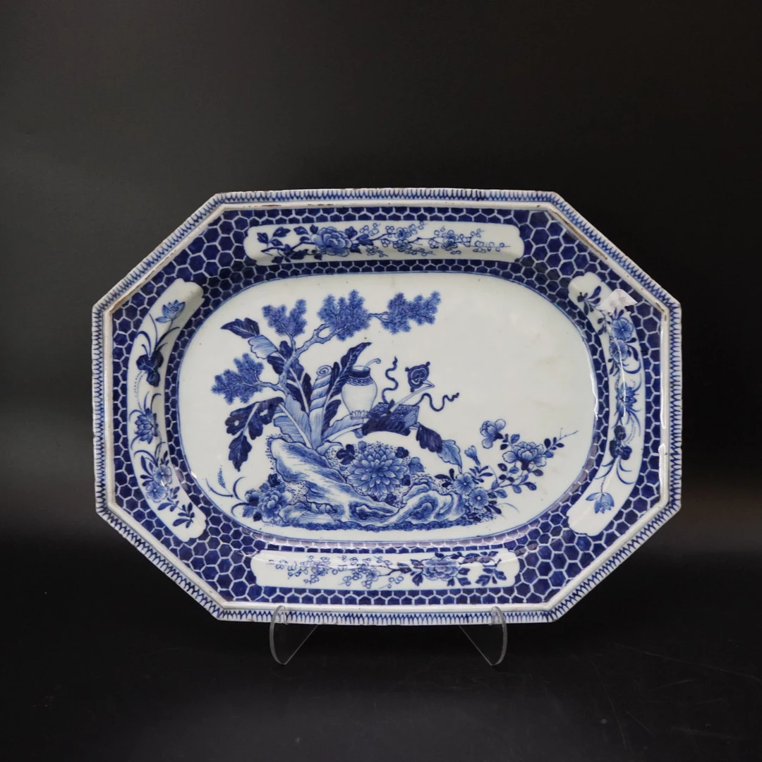 Lot.25101098清乾隆青花洞石花卉纹长方盘 直径：约37.7cm