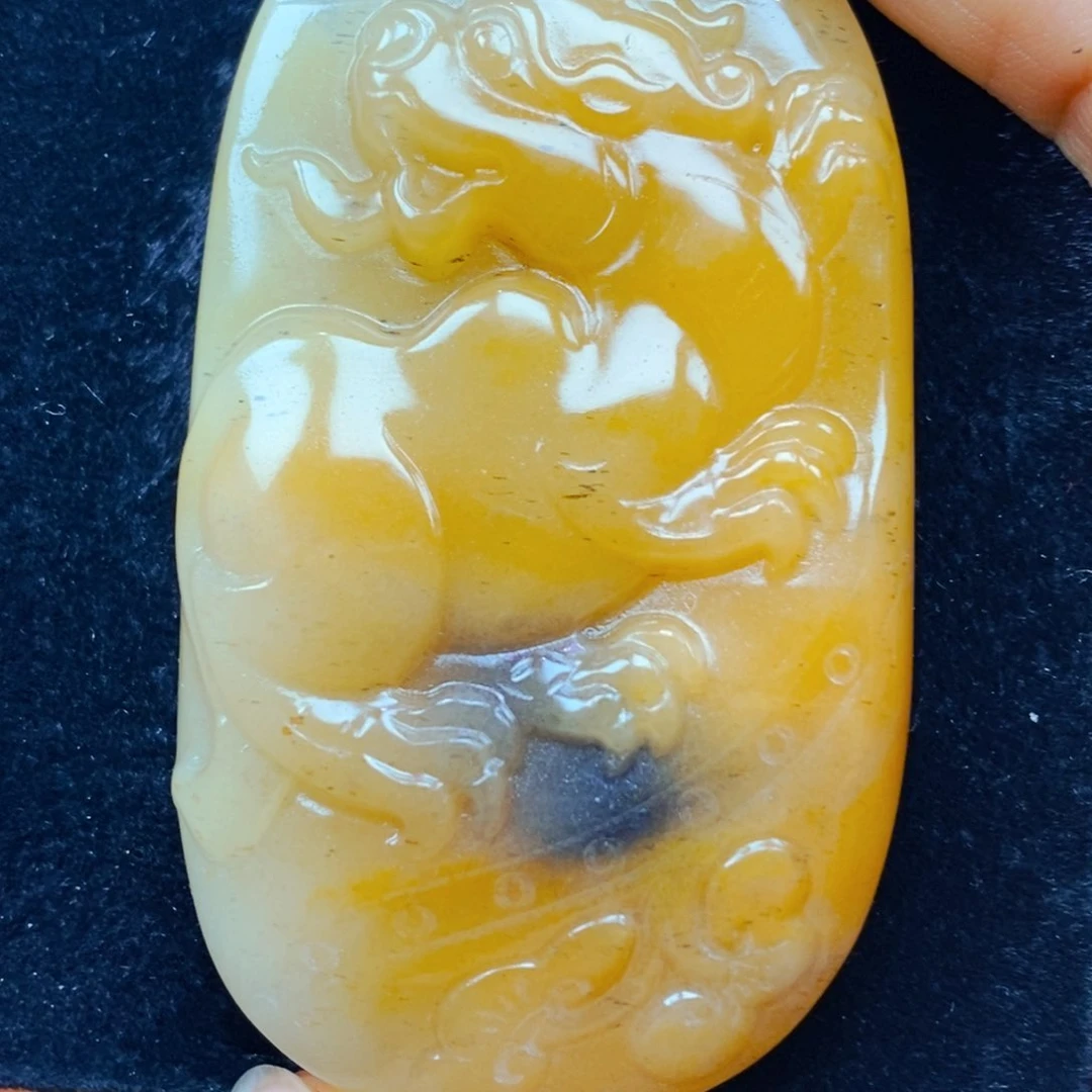 未镶嵌石英质玉（黄龙玉）颈饰