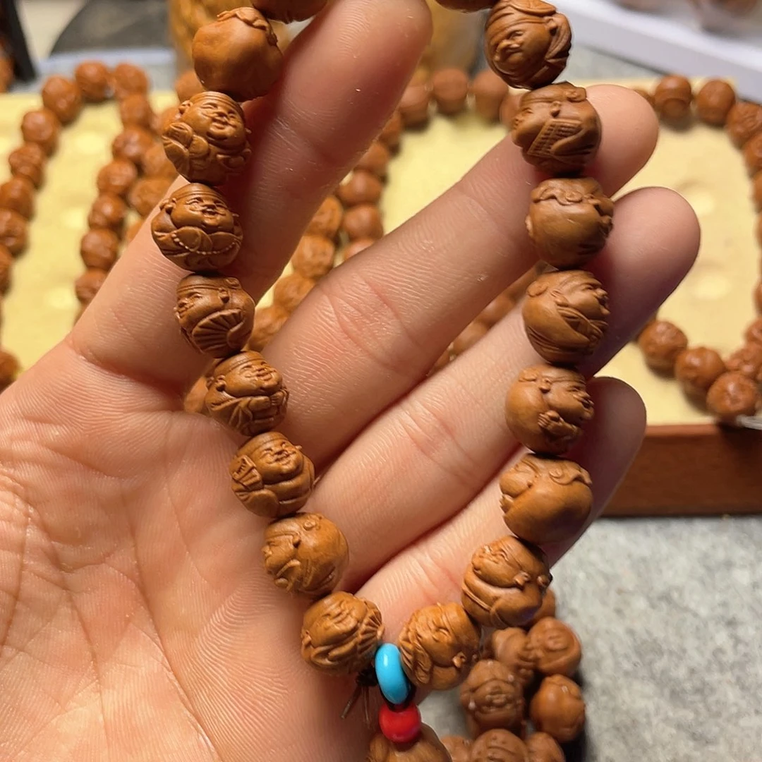 龙纹桃核雕刻财神