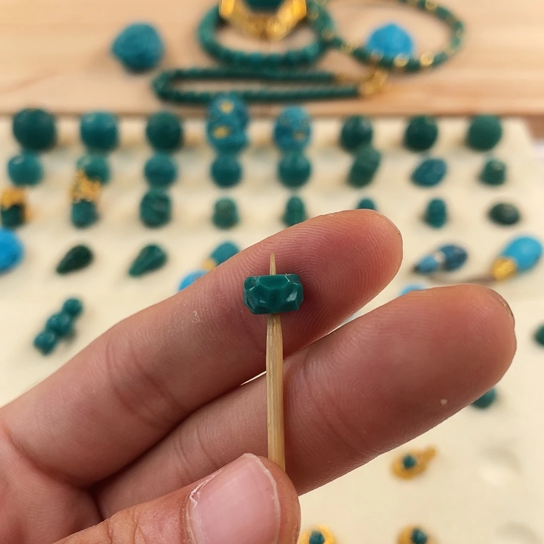 绿松石未镶嵌颈饰静