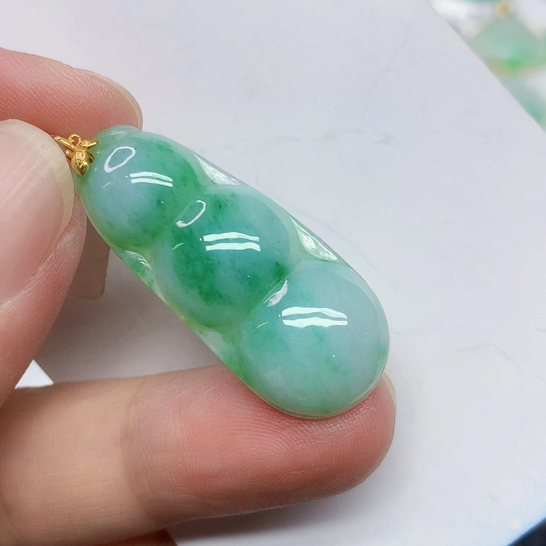 颈饰18K金镶嵌翡翠豆子