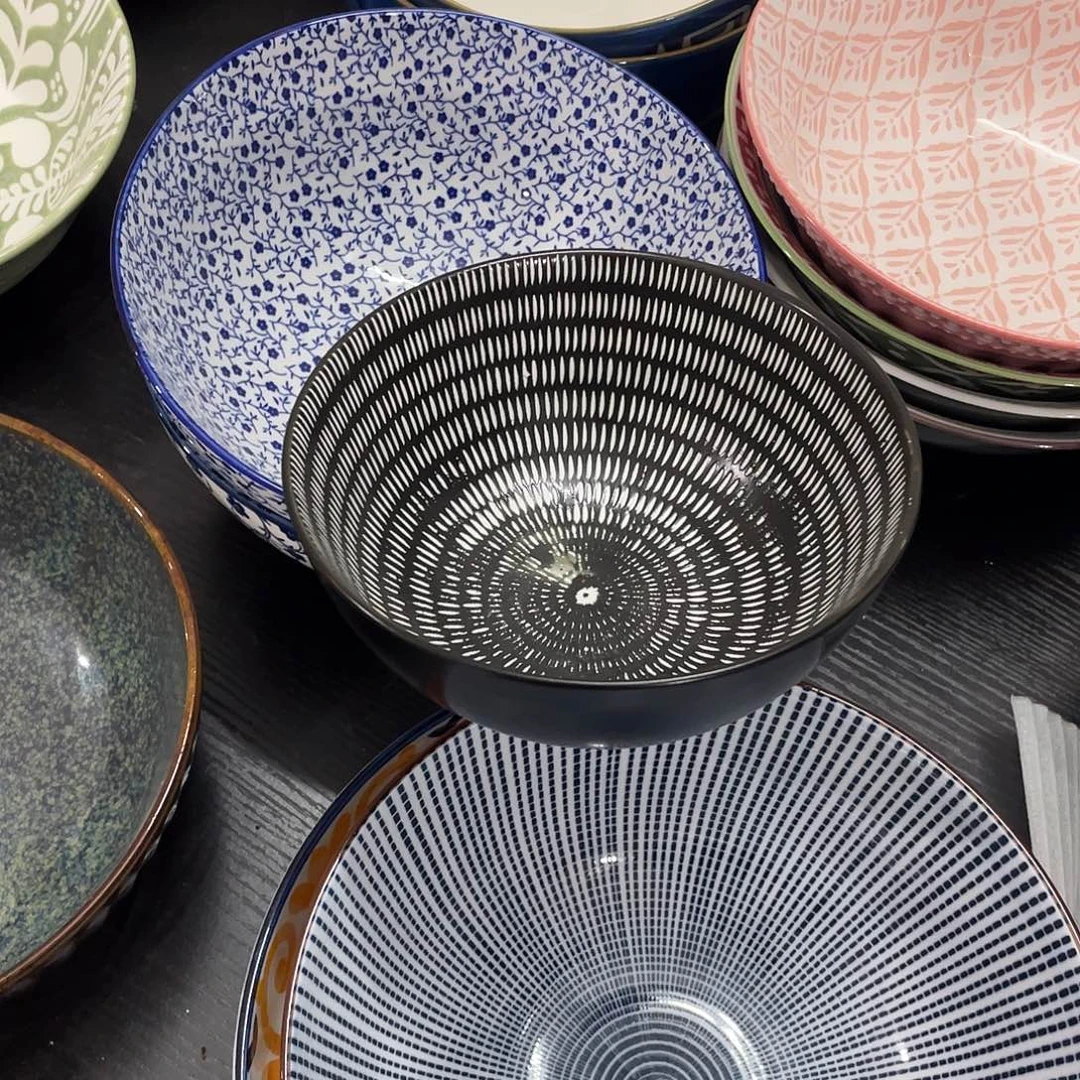 成***业瓷    9.2寸 温佩家数量是1黑色暗纹