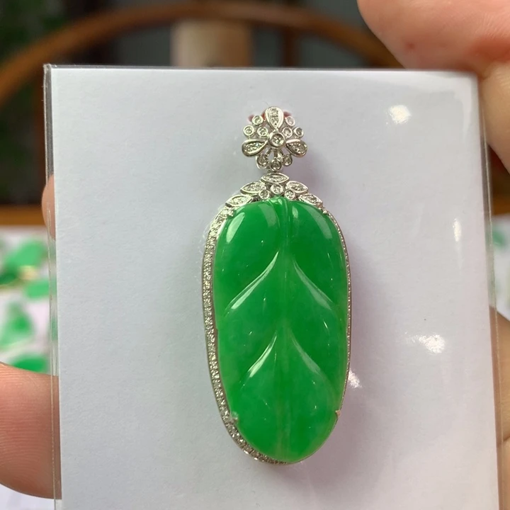 翡翠18K金镶嵌颈饰翡翠吊坠