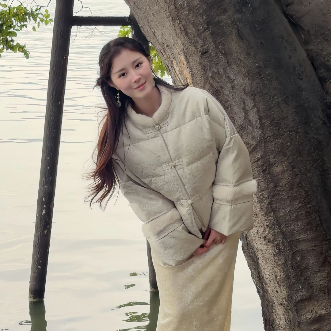 2025新中式白鸭羽绒服女时尚仿水貂毛暗纹提花款保暖短款外套