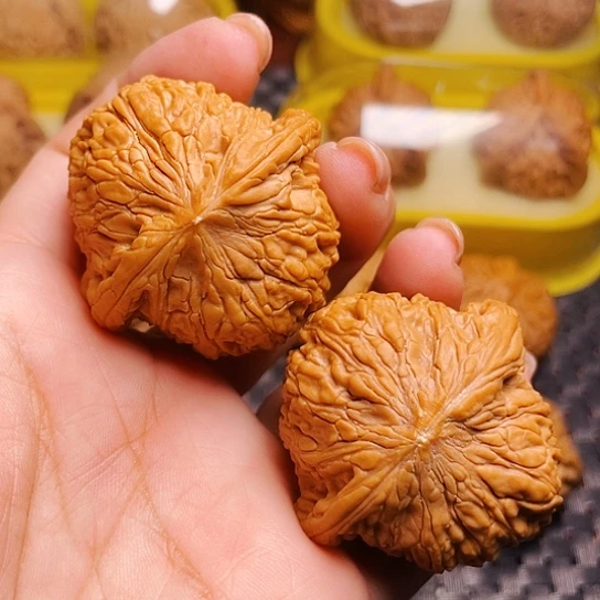 文玩核桃绣球一对