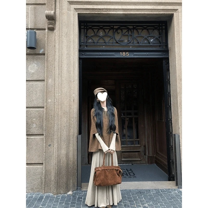 2025秋冬小香千金风高级设计感斗篷外套+针织长袖连衣裙两件套