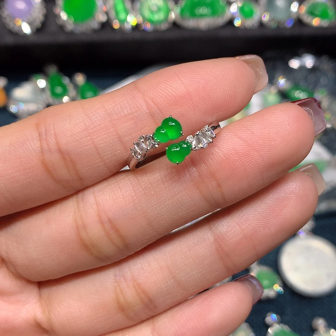 18K金镶嵌戒指翡翠双生葫芦