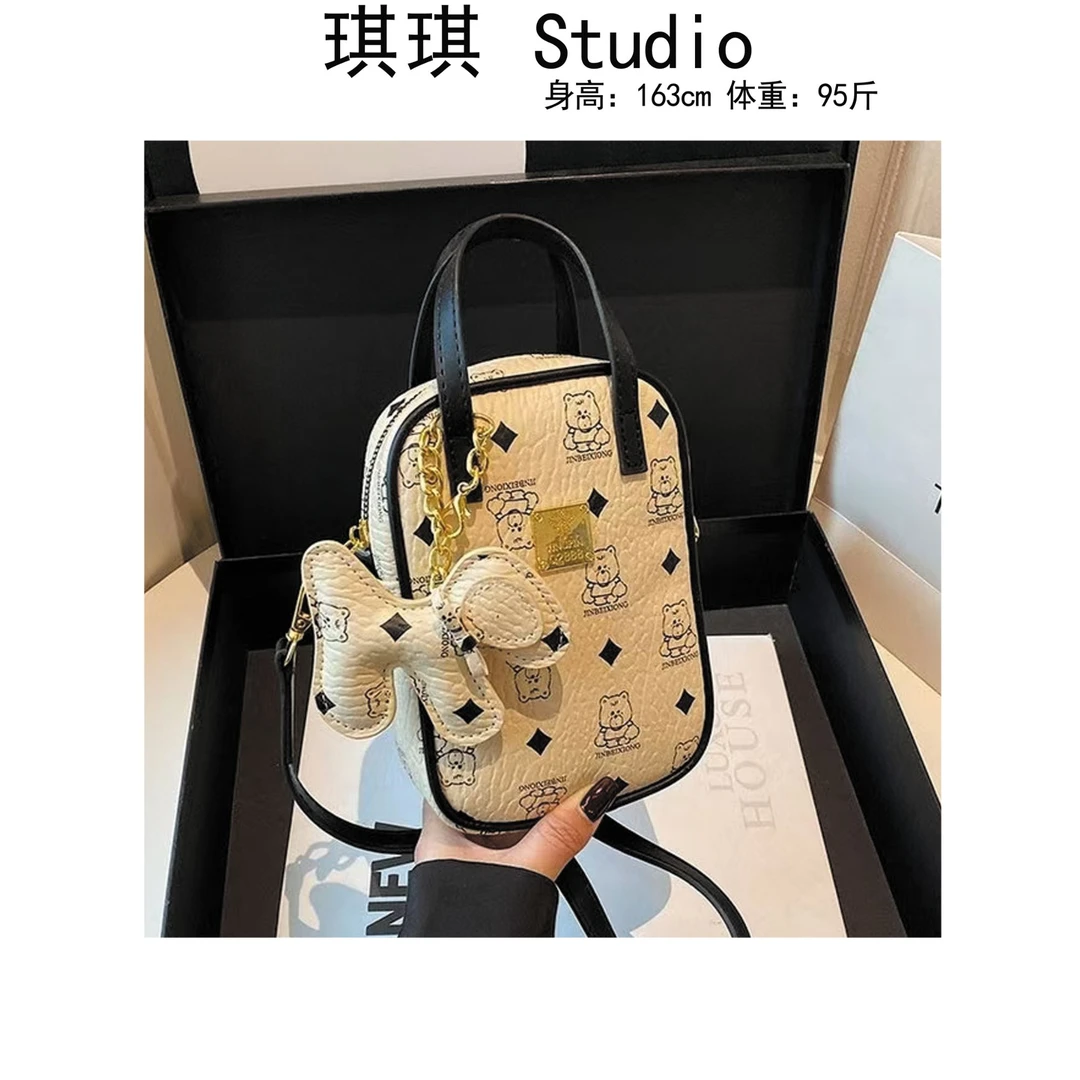 《琪琪家》夏季新款轻奢高级感拼色带挂件斜挎手提小熊印花包包-B1