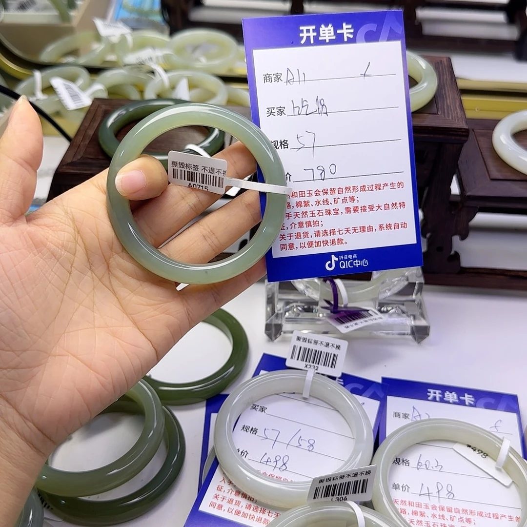 吃***胎未镶嵌手镯和田玉