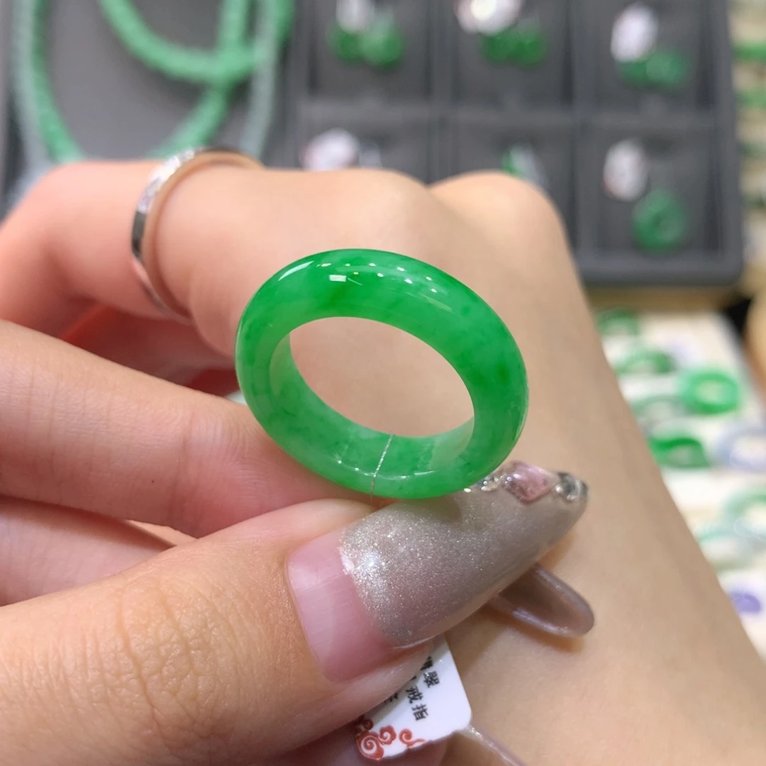 翡翠戒指未镶嵌满绿