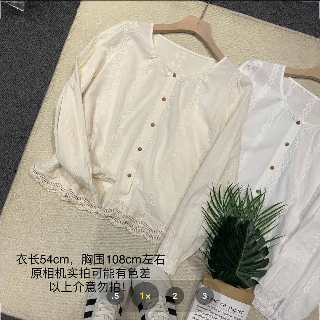 【小妹店】圆领小木扣花边下摆长袖小衫5611
