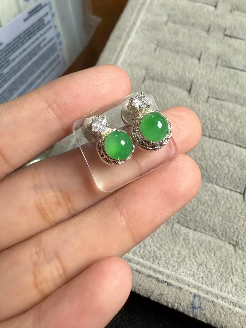 缅甸天然翡翠耳钉一对