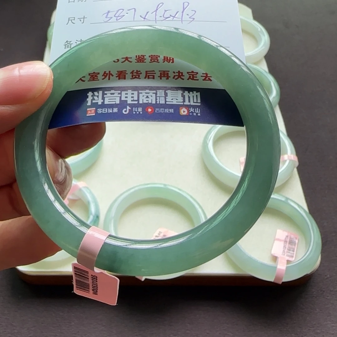翡翠手镯未镶嵌天然A货翡翠手镯