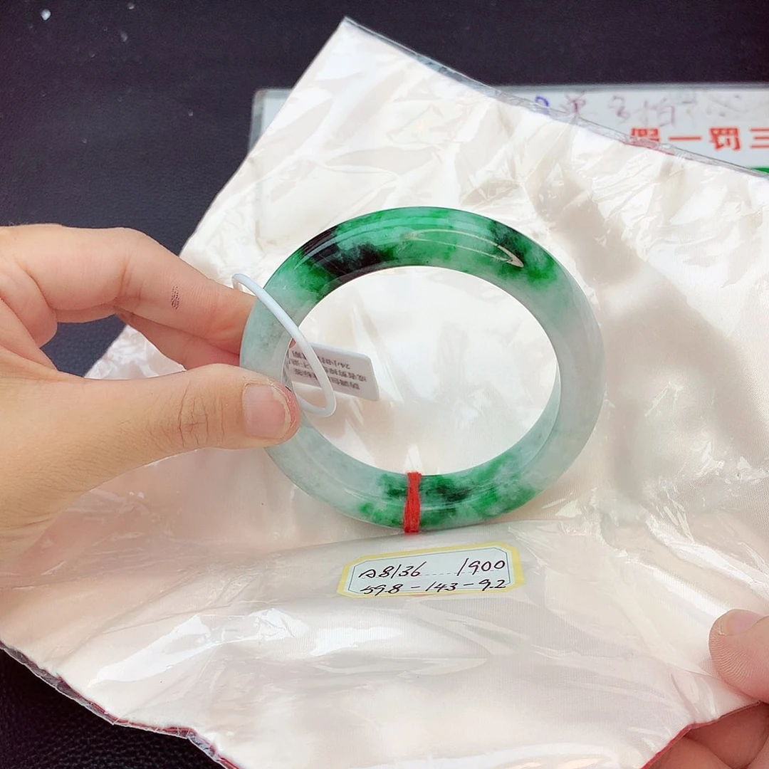 翡翠手镯未镶嵌翡翠