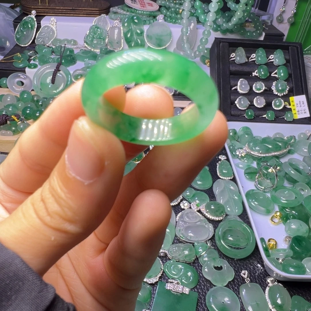 石英质玉（非洲翠）未镶嵌颈饰