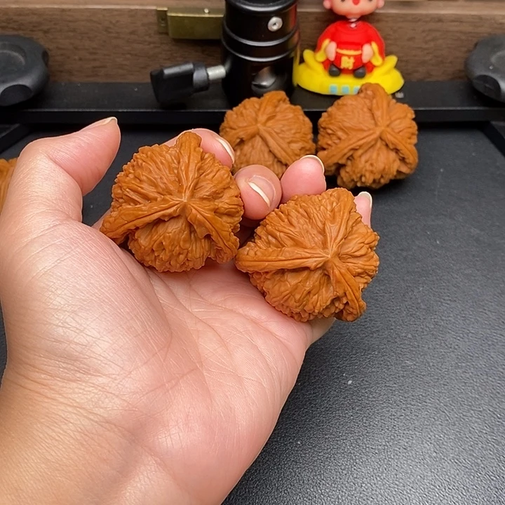 谁***眼文玩核桃把件白奔