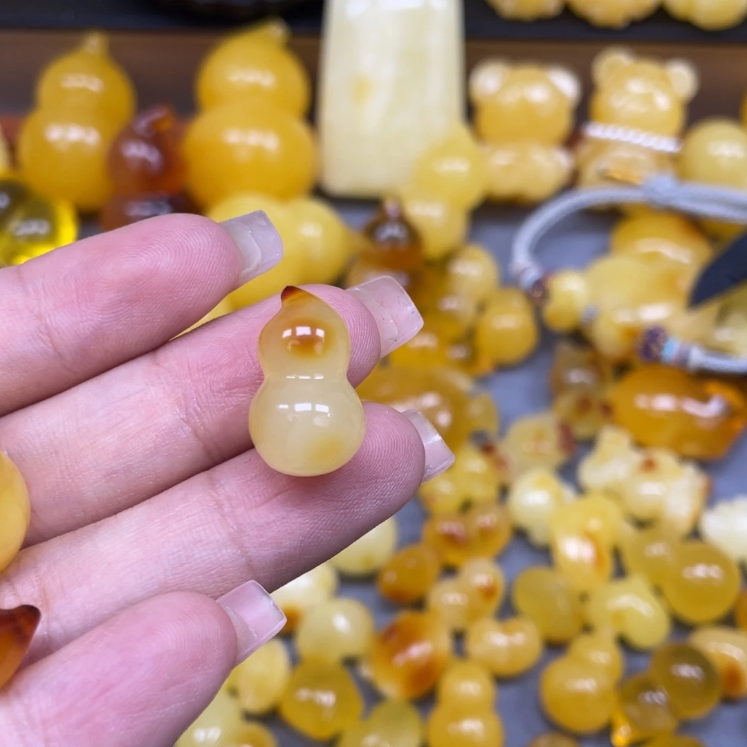 扶***起琥珀未镶嵌珠宝奇石