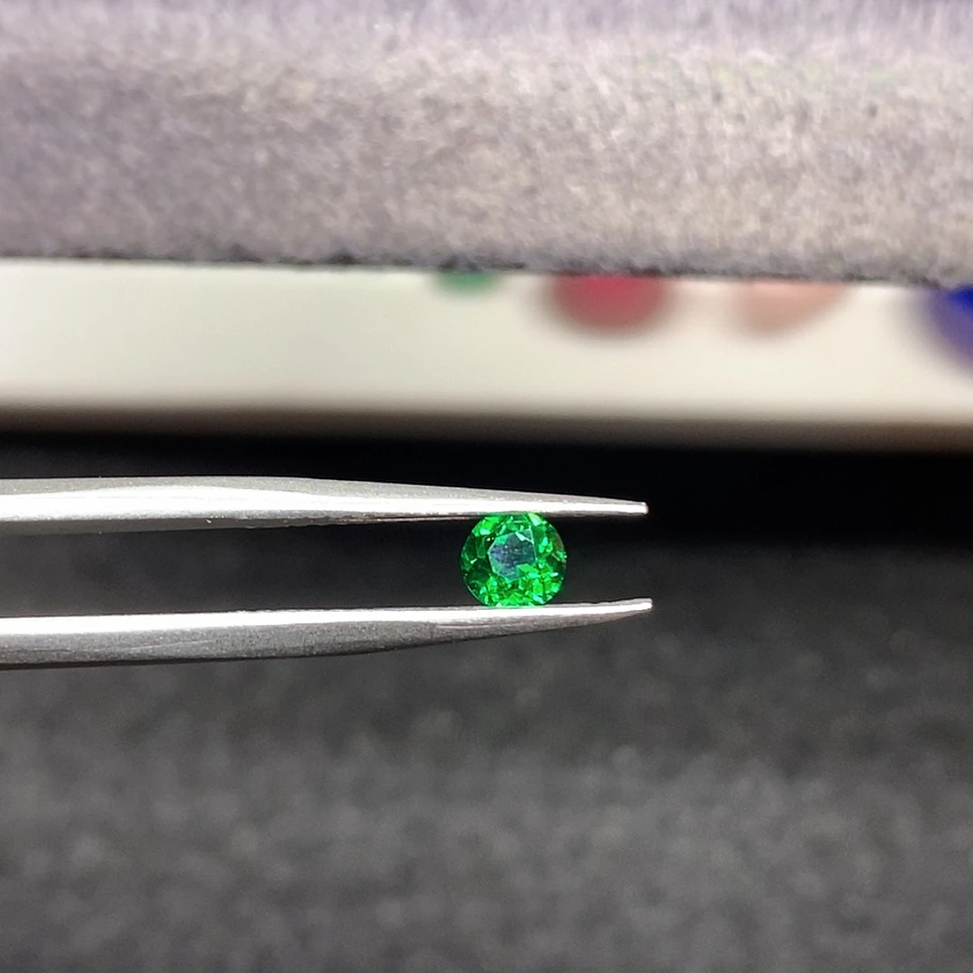 未镶嵌40分天然全净玻璃体满火彩沙弗莱石榴石