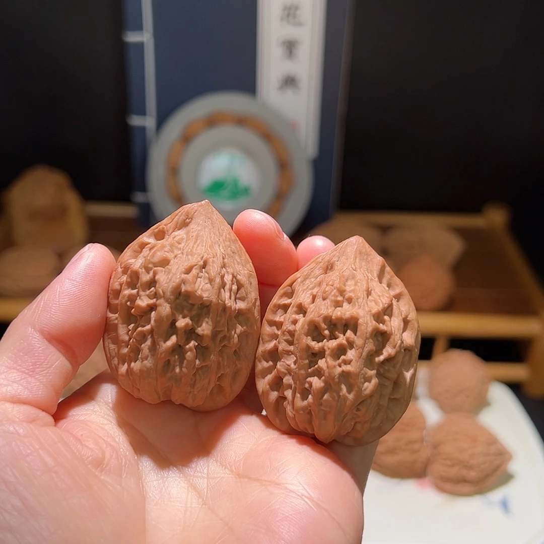 文玩核桃把件秦岭野生蜡皮基鸡心，天外陨铁