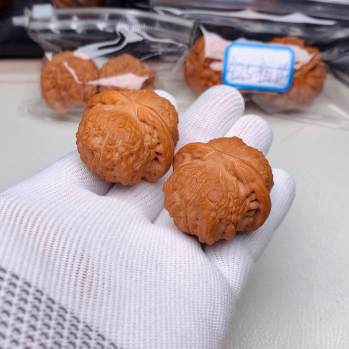 天***.文玩核桃吊坠血麒麟