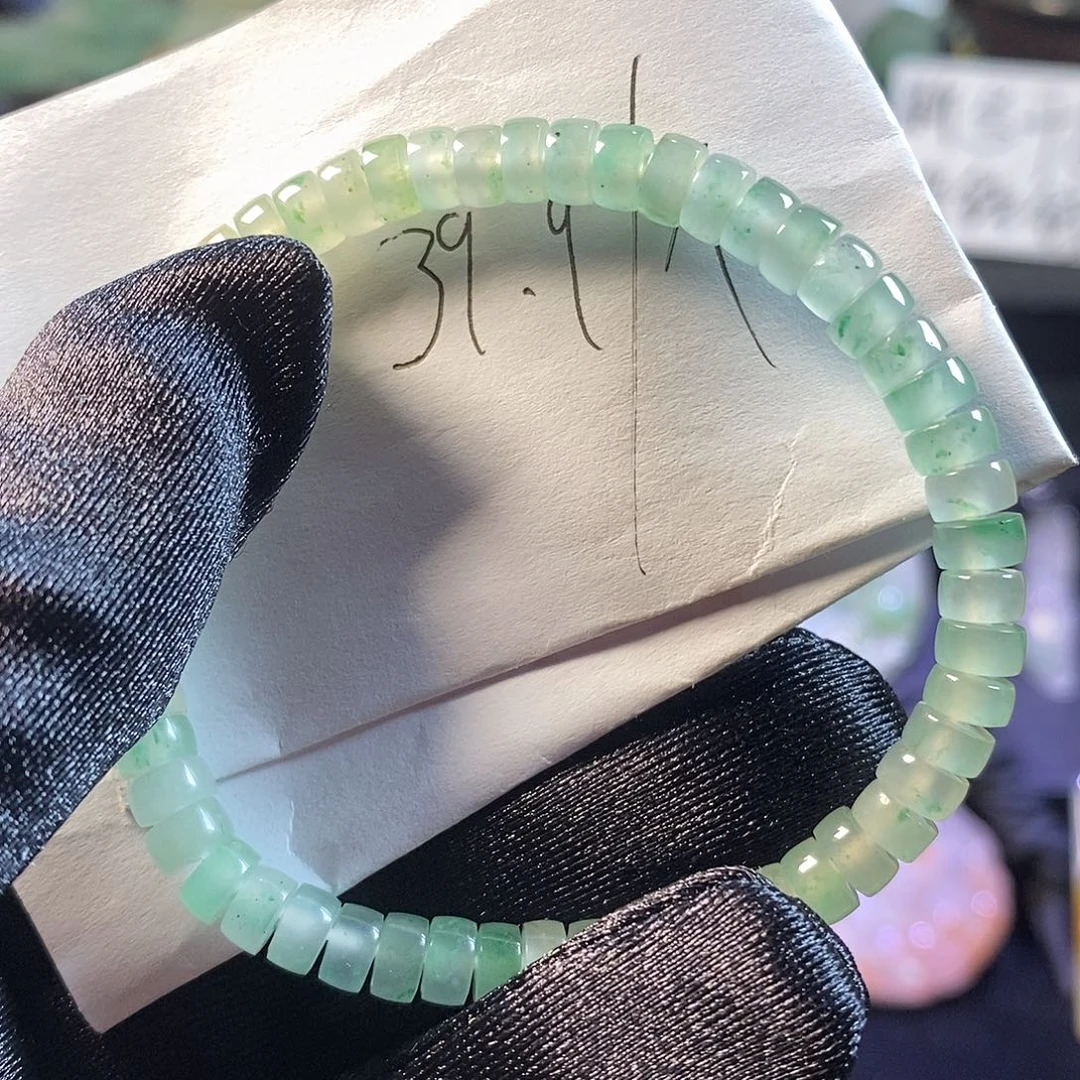 甜***思石英质玉（非洲翠）未镶嵌颈饰