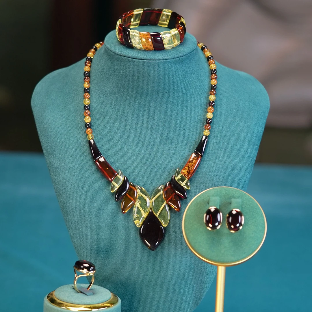 天然琥珀蜜蜡套装40.9gتەبىئىي كەھرىۋا يۈرۈشلۈك