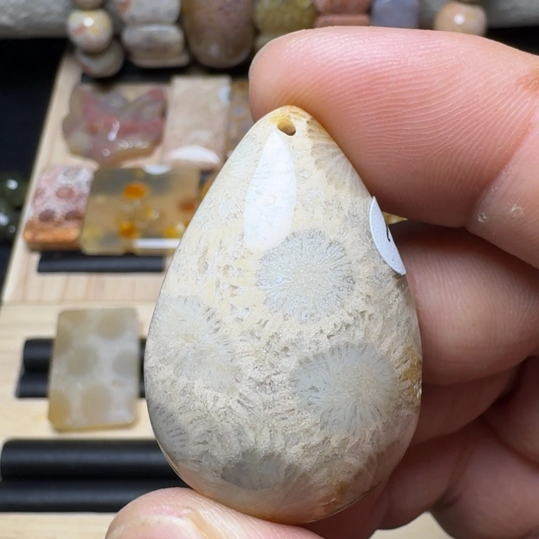 硅化玉未镶嵌纯天然色有机玉石保真色特价瑕疵无珠无绳