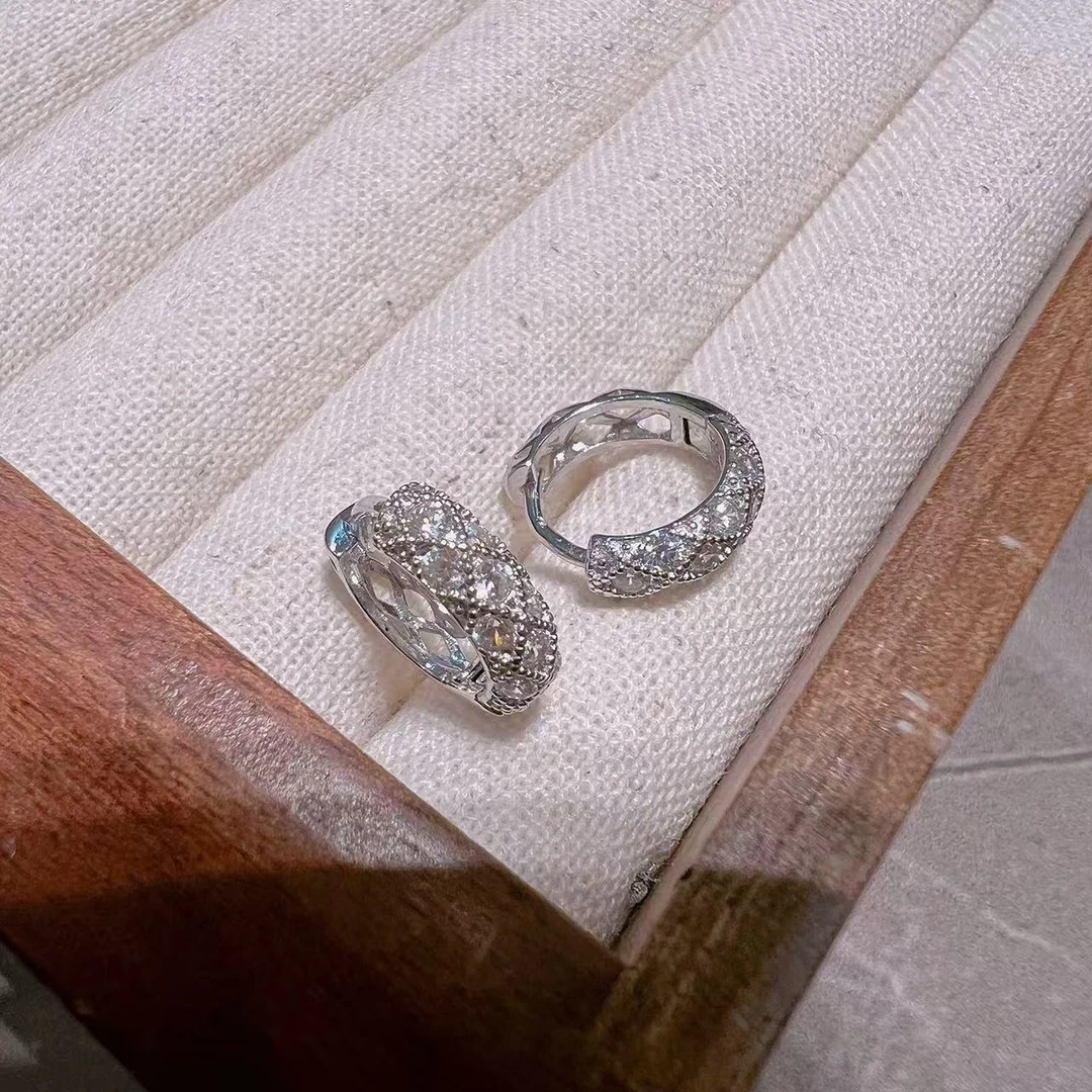 925银耳饰 旺莱 955 微镶菱形满钻镂空耳扣J802316016 凤选