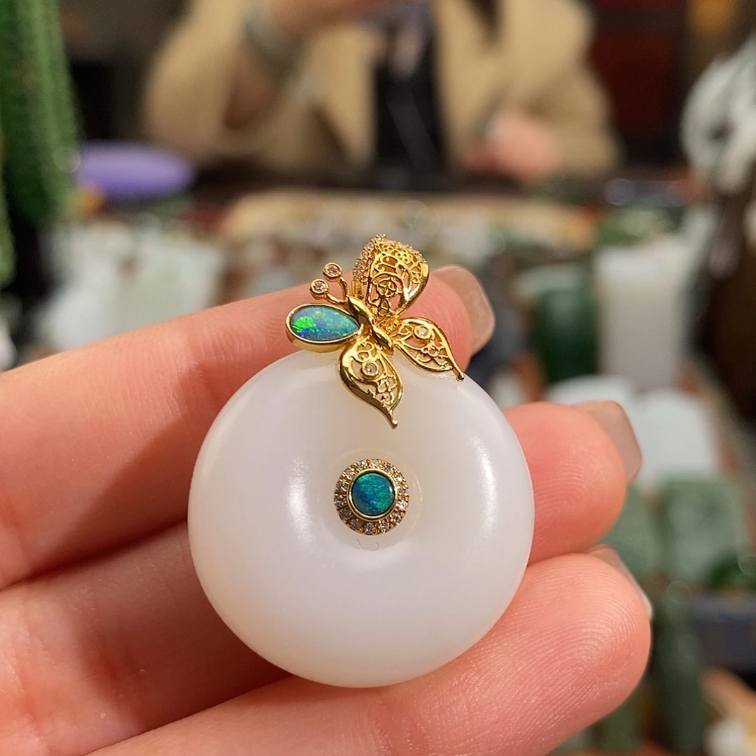 和田玉18K金镶嵌车挂