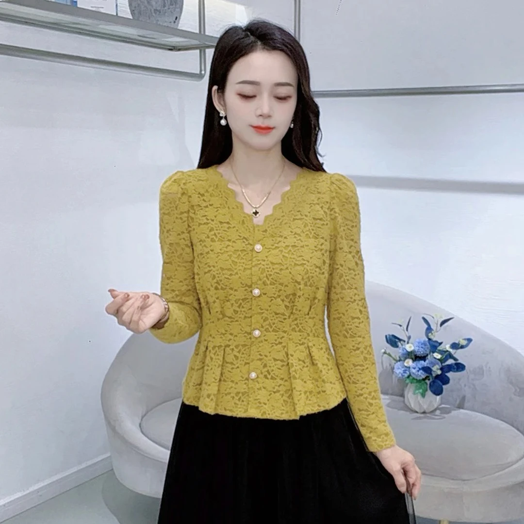2025秋季新款时尚蕾丝衫女设计感V领修身显瘦打底衫洋气百搭小衫