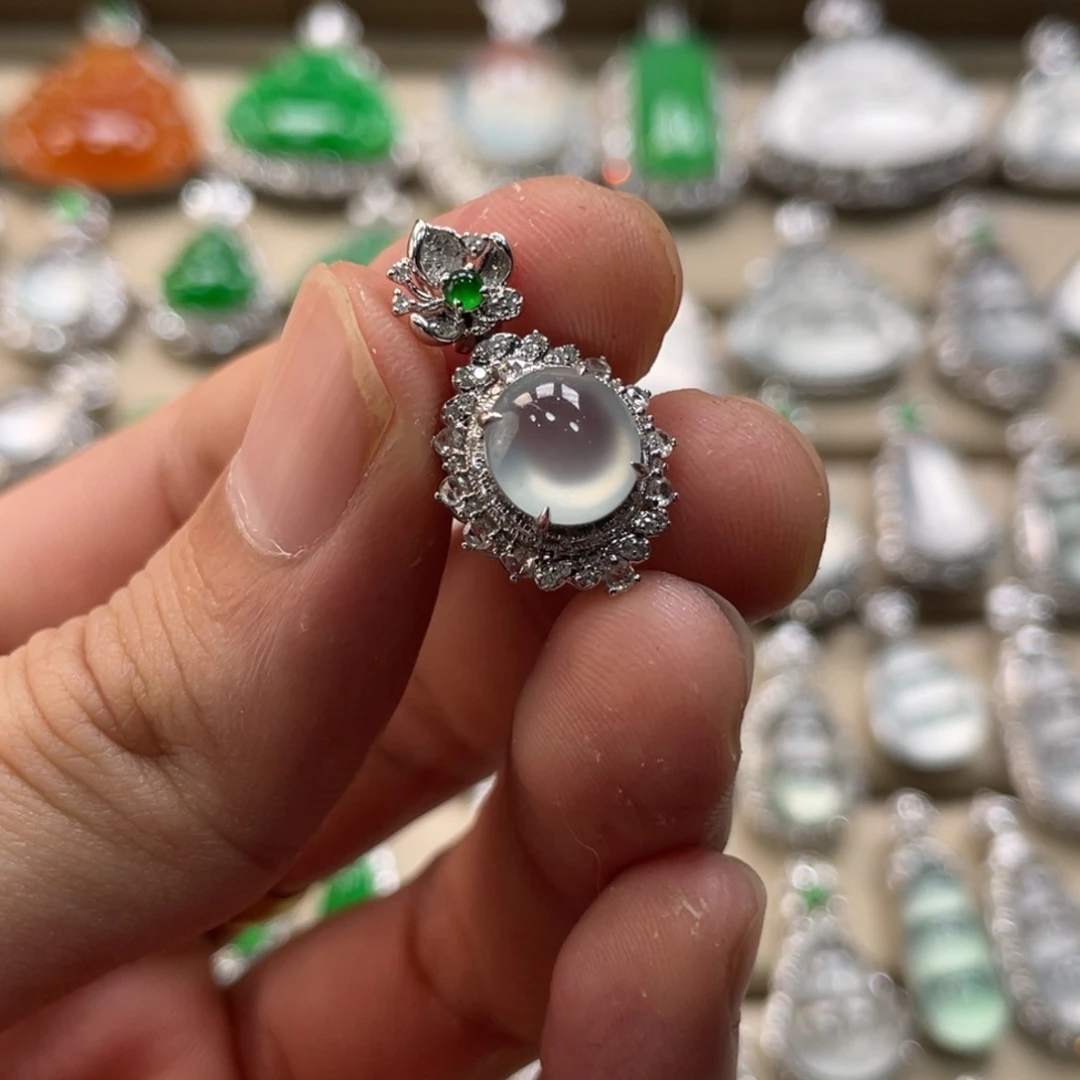 翡翠18K金镶嵌颈饰蛋面吊坠