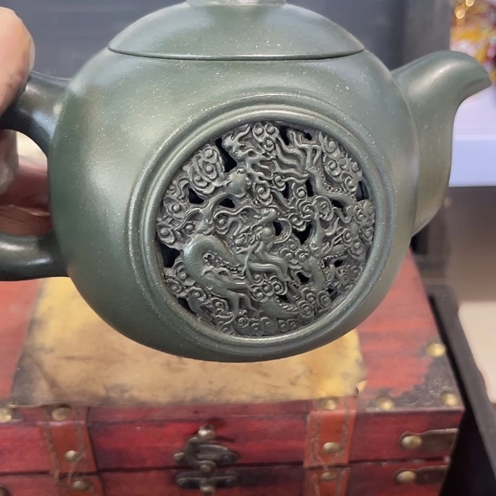 茶壶紫泥原矿泥料手工制作的一把紫砂壶。