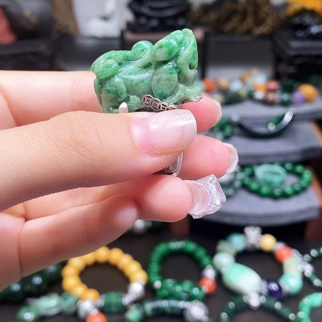 翡翠戒指未镶嵌漂亮美眉