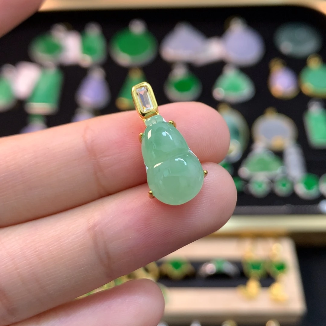 翡翠未镶嵌颈饰葫芦