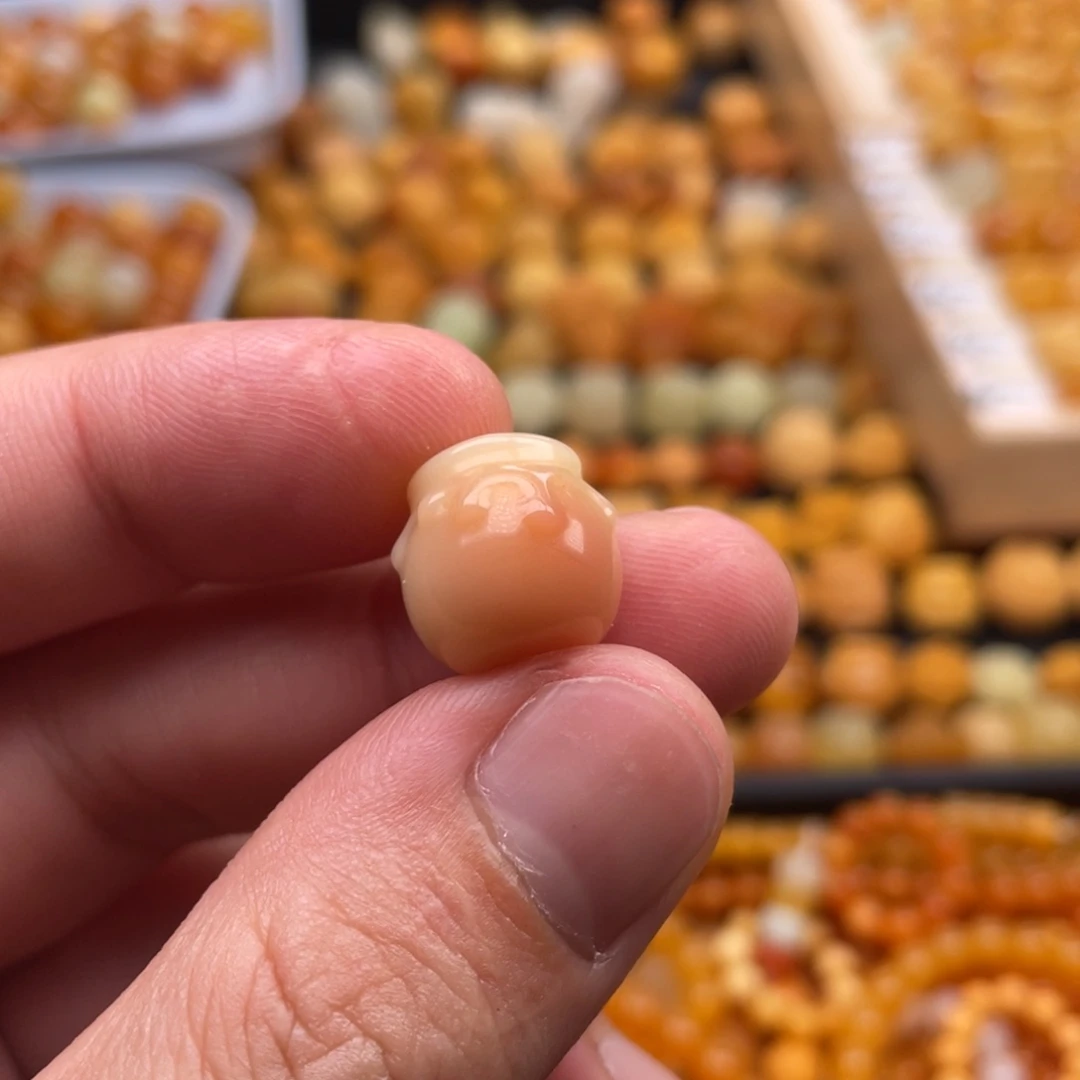 钱***多石英质玉（缅黄）未镶嵌颈饰