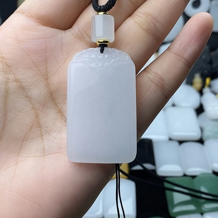 潘***姐石英质玉未镶嵌颈饰