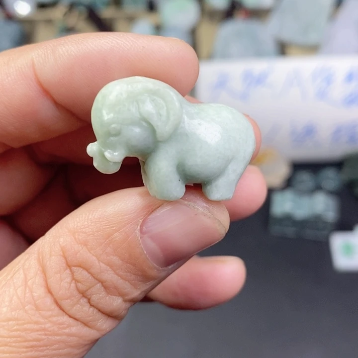 翡翠颈饰未镶嵌吉象